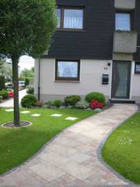 Granit Padang gelb mit Basaltrand